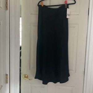 Zara Black flowy skirt with side zipper - NWT